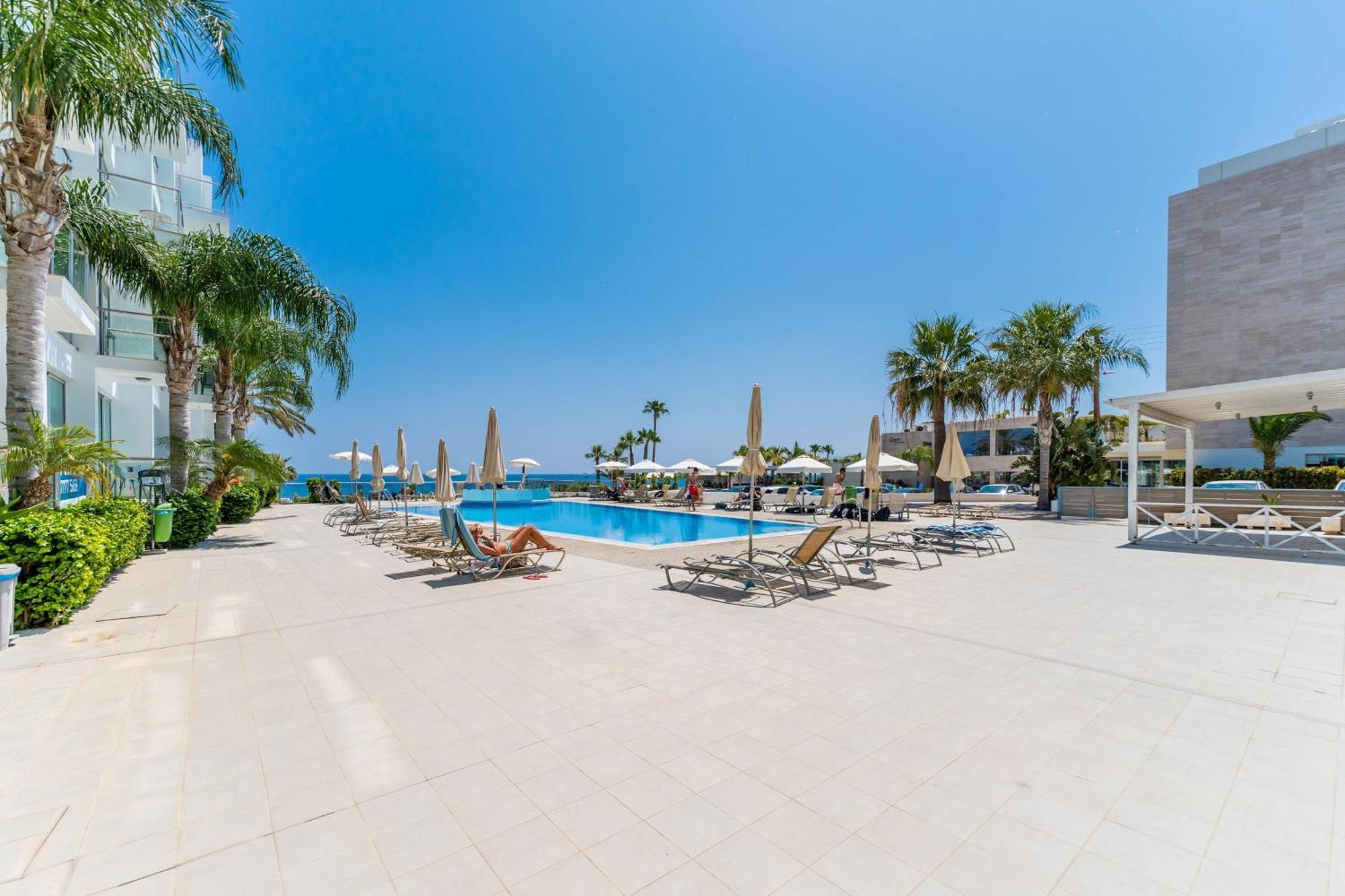 Meryl - Coralli Beachfront Apartment Protaras Eksteriør bilde