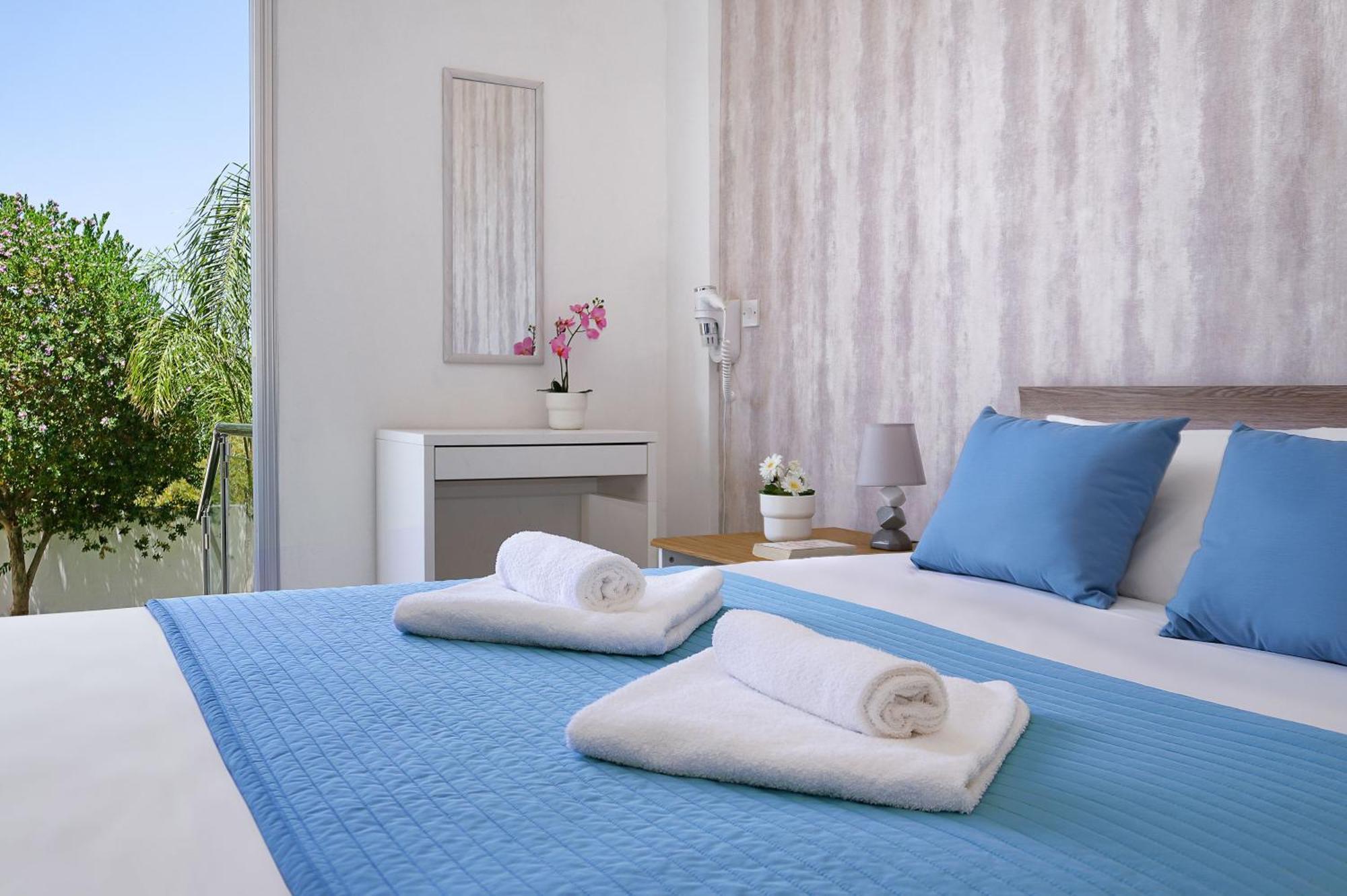 Meryl - Coralli Beachfront Apartment Protaras Eksteriør bilde