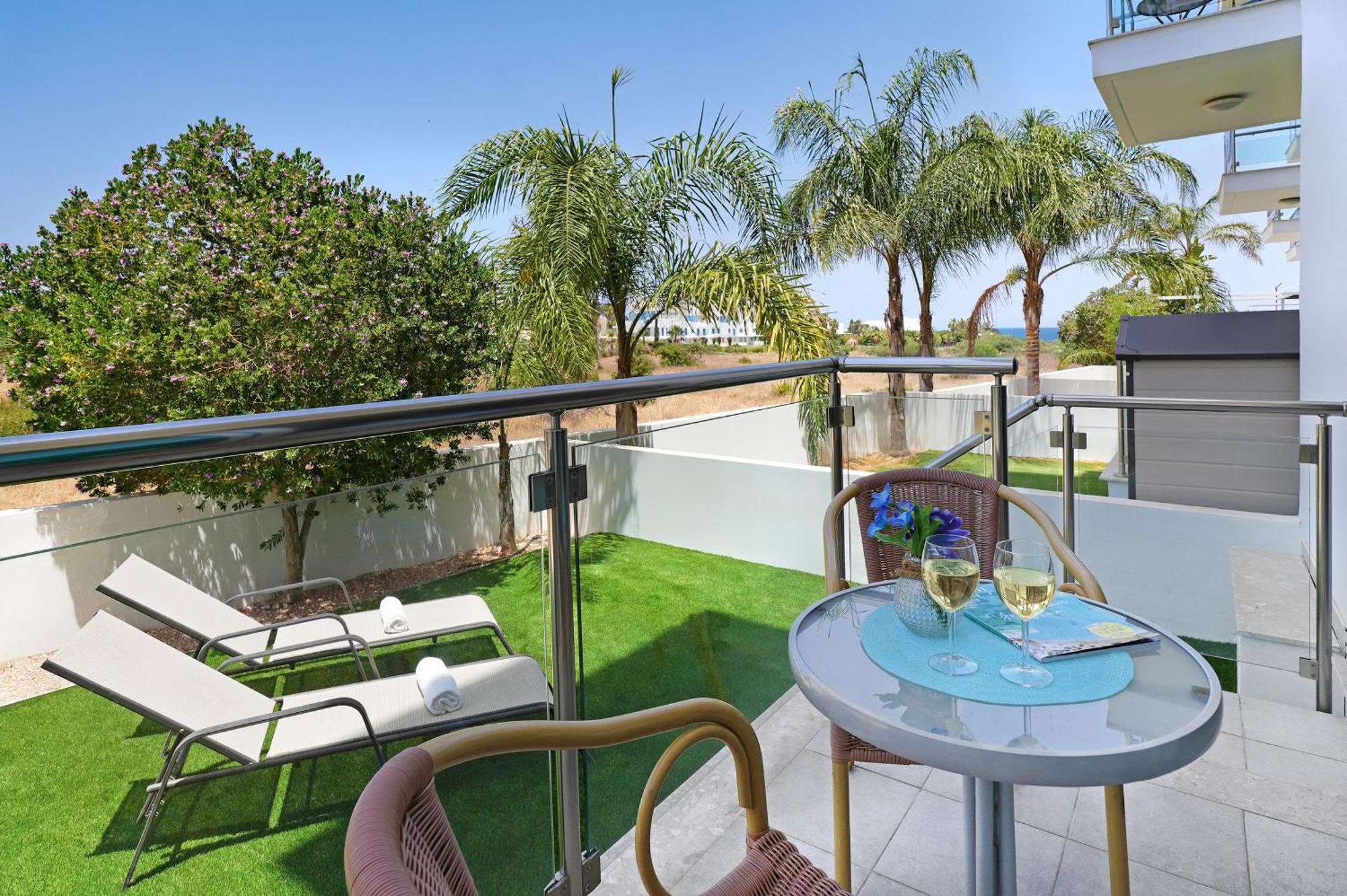Meryl - Coralli Beachfront Apartment Protaras Eksteriør bilde